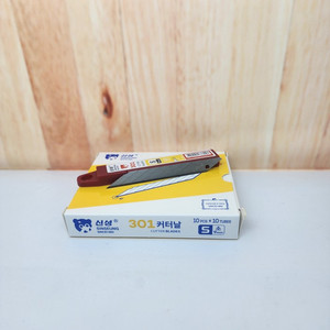 Isi cutter kecil 9 mm 30 derajat S301 Material alloyed tool steel SINSEUNG Cutter Blade 9mm (10 pcs per tube)