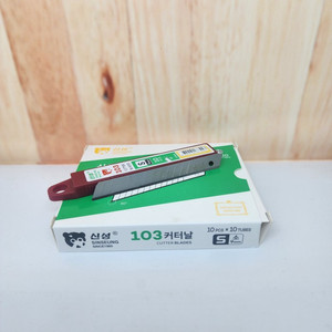 Isi cutter kecil 9 mm S103 Meterial alloyed tool steel SINSEUNG Cutter Blade 9mm (10 pcs per tube)