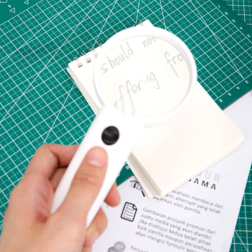 [EZO.7002557] Deli Fingertip Magnifier Kaca Pembesar φ75mm/φ65mm Lens E9099/E9098